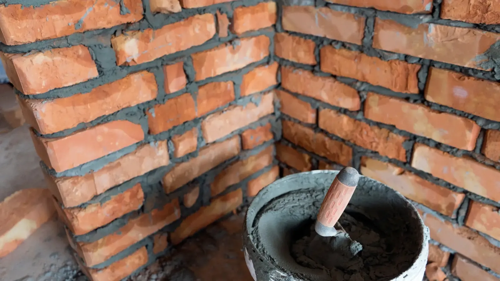 Fresh mortar pointing on brickwork